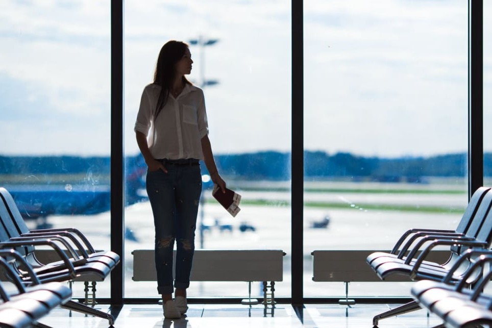 letisko, odletová hala, žena na letisku